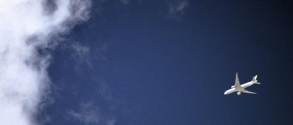 Eine Airbus A320 fliegt von Tschechien nach Deutschland. Airbus zählt zu den Gewinnern des schwächelnden Euros.