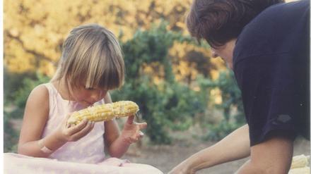 Fanny Singer als Kind, mit ihrer Mutter Alice Waters.
