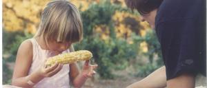 Fanny Singer als Kind, mit ihrer Mutter Alice Waters.