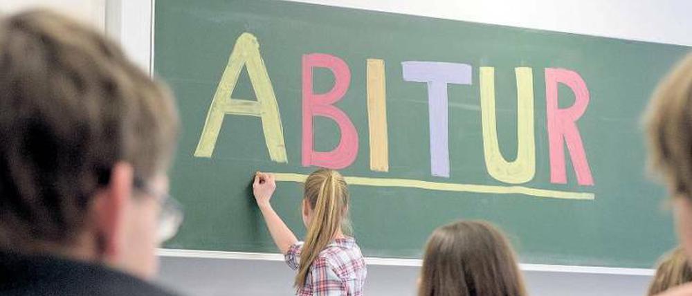 Neue Wege. Studium oder Ausbildung – nach der Schule stellen sich viele die Frage, wie es weitergeht. Bestenfalls weiß man das allerdings schon vor der letzten Prüfung. Foto: dpa