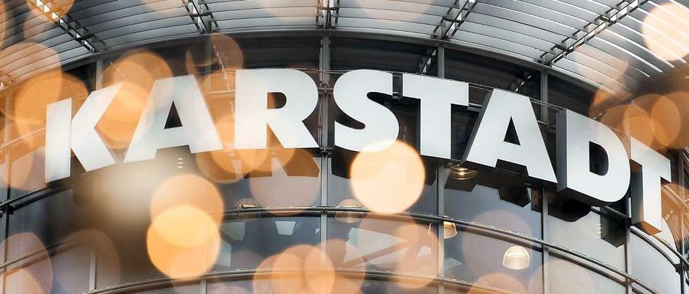 Eine Fassade einer Karstadt Fassade