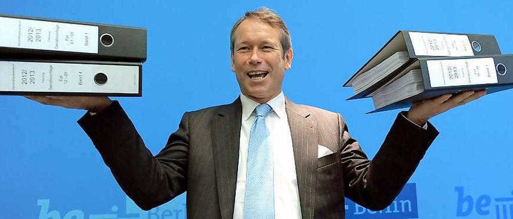„Keine Impulse, nur leere Ankündigungen.“ So bilanzierte die FDP 100 Tage, nachdem der Fischfabrikant und Ex-Finanzsenator aus Bremen 2009 sein Amt in Berlin angetreten hatte. Die Grünen sahen das ähnlich, und in der SPD wussten viele Genossen nicht, was sie von dem parteilosen Millionär mit sozialem Touch und schnittigem Bentley Coupé halten sollten. Erschwerend kam hinzu, dass Ulrich Nußbaum in die großen Fußstapfen eines Thilo Sarrazin treten musste. Er tat es relativ gelassen, beschützt vom Regierungschef Klaus Wowereit und einem unbekümmerten Selbstbewusstsein. Nach einer schwierigen Anlaufphase, in der viele Ideen und gute Absichten im märkischen Sand versickerten, wurde aus Nußbaum ein solider Verwalter der öffentlichen Finanzen und ein gern gesehener Vermittler zwischen Senat und privater Wirtschaft. Trotzdem stand er zeitweilig auf der Kippe, kann jetzt aber mit einem gewissen Stolz darauf verweisen, dass er nach der Wahl 2011 neben Wowereit der einzige politisch Überlebende im Berliner Senat ist. Nußbaums größte Tat war die Umsetzung der Schuldenbremse für Berlin. Das von ihm geforderte Nullwachstum der öffentlichen Ausgaben bis 2020 ist zum Allgemeingut auch der rot-schwarzen Koalition geworden. Mit zwei neuen Staatssekretären ist die Berliner Finanzverwaltung an der Spitze gut aufgestellt. Der Senatsentwurf für den Haushalt 2012/2013 trägt Nußbaums Handschrift. Daran können sich nun alle reiben. Und weil der Mann wahrlich nicht frei von Eitelkeit ist, freut er sich über die aktuellen Umfragen, die ihn bei den Beliebtheitswerten ganz oben auf dem Treppchen neben dem Regierungschef sehen.