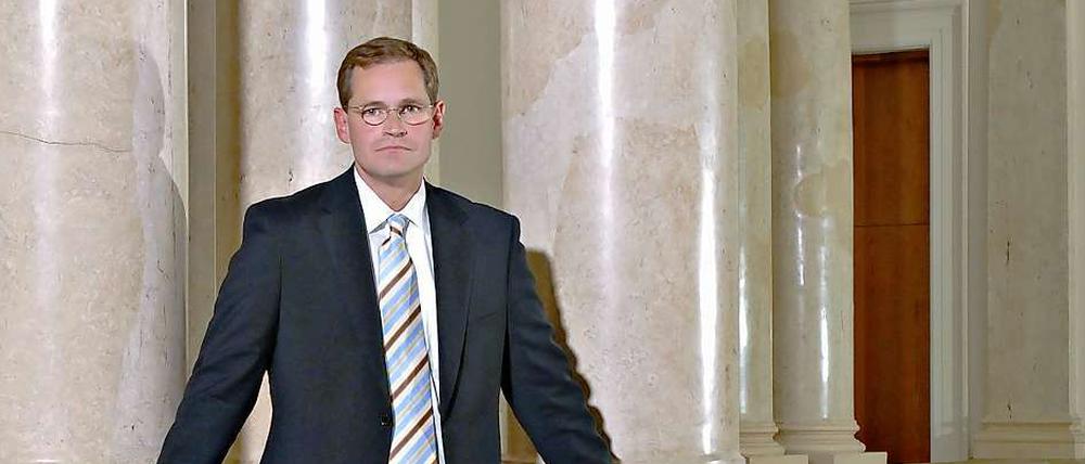 Als SPD-Fraktionsvorsitzender hat sich Michael Müller vor vielen Jahren die Finger verbrannt, als er unvermittelt den Abriss des ICC vorschlug. Davon will der Stadtentwicklungssenator Müller nichts mehr wissen. Um die Kosten wenigstens vorläufig zu begrenzen, plädiert er für eine schrittweise Reparatur und Modernisierung, die mehrere Jahre dauern könnte. Die Chancen stehen nicht schlecht, dass sich der Senator mit dieser Idee im Senat und bei den Regierungsfraktionen am Ende durchsetzen könnte.