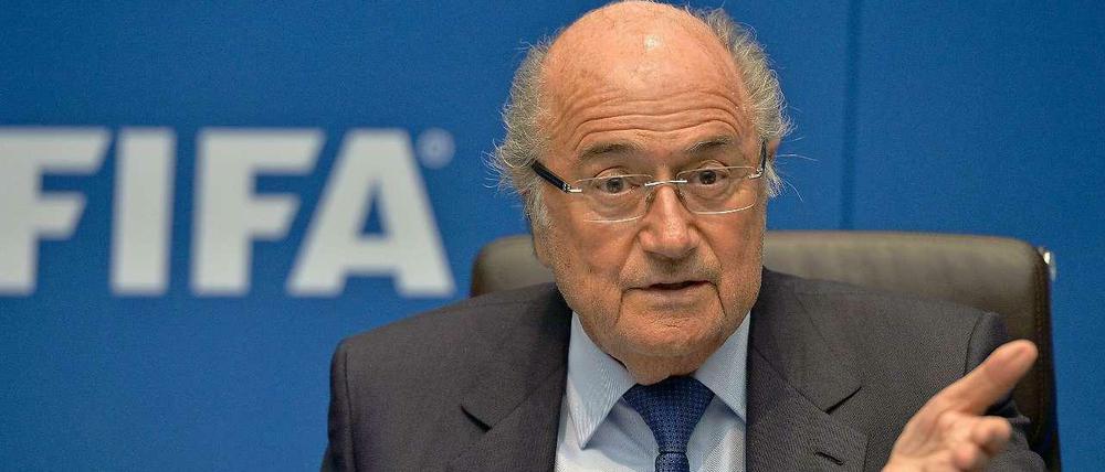 Derzeit gibt sich Joseph, genannt Sepp, Blatter als Aufklärer. In der Affäre um die Vergabe der Fußball-WM 2022 nach Katar wittert der Schweizer Schiebung und setzte eine Kommission zur Aufklärung ein. Blatter, ein Saubermann in Diensten der Fifa? Hintergrund dürfte eher der Machtkampf mit Uefa-Präsident Michel Platini sein. Der pflegt seit einiger Zeit eine starke Liaison mit den Katarern, für die unter anderem sein Sohn Laurent arbeitet. Platini gilt als entscheidender Faktor der WM-Vergabe ins Emirat. Er ist inzwischen ohnehin so mächtig geworden, dass er dem seit 1998 regierenden Blatter gefährlich werden könnte.