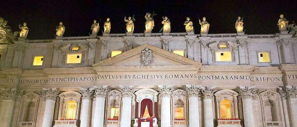 Kardinal Bergoglio winkt am 13.03.2013 als neuer Papst Franziskus im Vatikan vom Balkon.