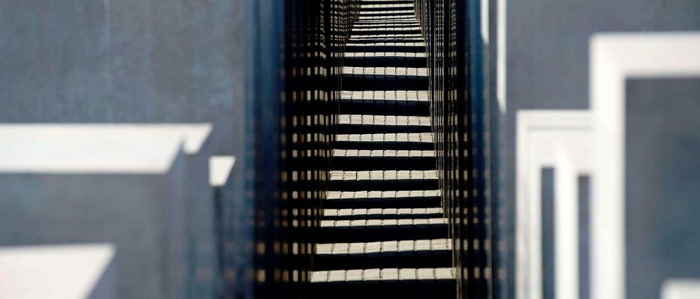 Ein Foto des Holocaust Mahnmals in Berlin bei Sonnenschein