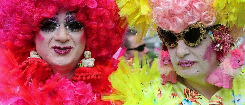 Verkleidetet Menschen beim Christopher Street Day.