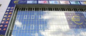 Die Fassade der Zentralbank Zyperns ist mit Euro-Zeichen geschmückt.