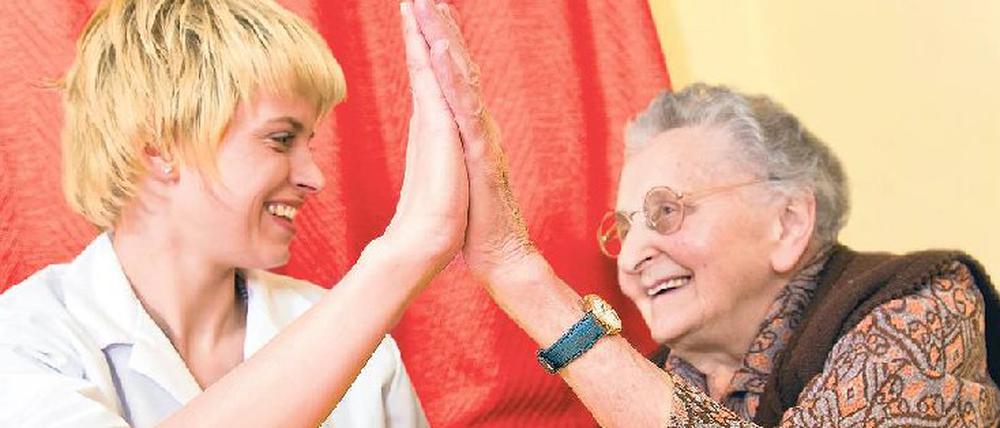 Gut aufgehoben im Pflegeheim zu sein, das wünschen sich die Betroffenen. Doch die Suche nach einer passenden Einrichtung ist schwierig. Allein in Berlin gibt es rund 290 vollstationäre Heime mit den unterschiedlichsten Angeboten. Das neue Pflegeheimportal auf gesundheitsberater-berlin.de bieten bei dieser Suche Unterstützung an. Foto: Ullstein/Bildagentur Waldhaeusl