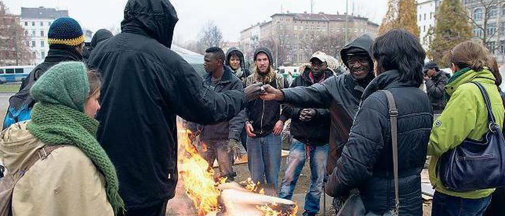 Heiß umstritten. Die Verhältnisse am Oranienplatz sind unübersichtlich, nachdem die Bezirksbürgermeisterin zwar die Duldung des Flüchtingscamps zurückgezogen hat, aber von einer Räumung absieht. Die ursprünglichen Bewohner sind größtenteils schon weg.