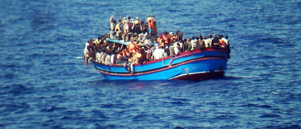 Lebensgefahr: In oftmals viel zu kleinen und überfüllten Booten machen sich Geflüchtete übers Mittelmeer auf den Weg nach Europa. 