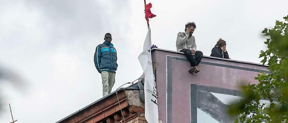Immer noch sind einige Flüchtlinge samt Unterstützer auf dem Dach der besetzten Gerhart-Hauptmann-Schule. 