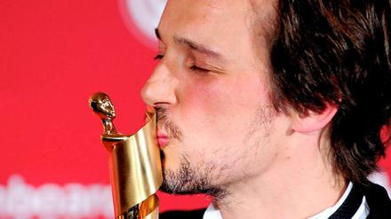 Ausgezeichnet. Florian David Fitz küsst seine „Lola“.