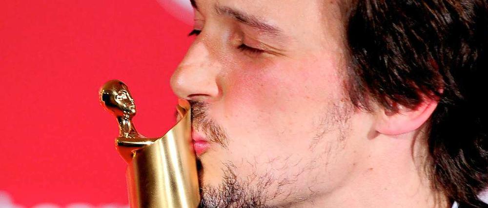 Ausgezeichnet. Florian David Fitz küsst seine „Lola“.