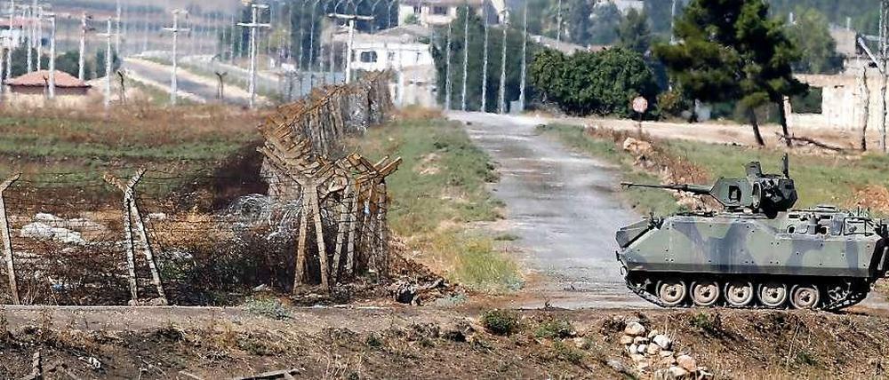 Ein Panzer in Syrien vor einer kahlen Landschaft.