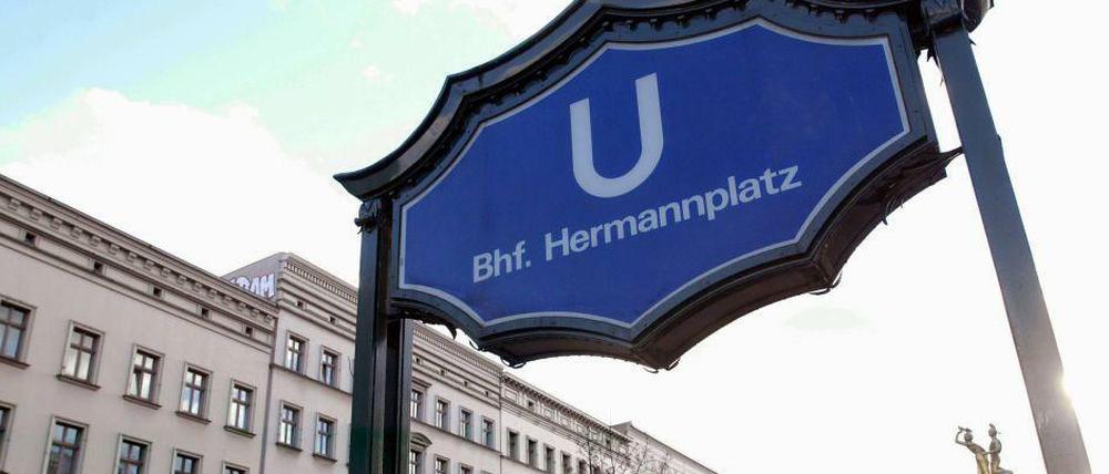 Der Hermannplatz ist ein großer Knotenpunkt in Neukölln. Hier treffen Sonnenallee, Kottbusser Damm, Urbanstraße, Hasenheide, Hermannstraße und Karl-Marx-Straße aufeinander.