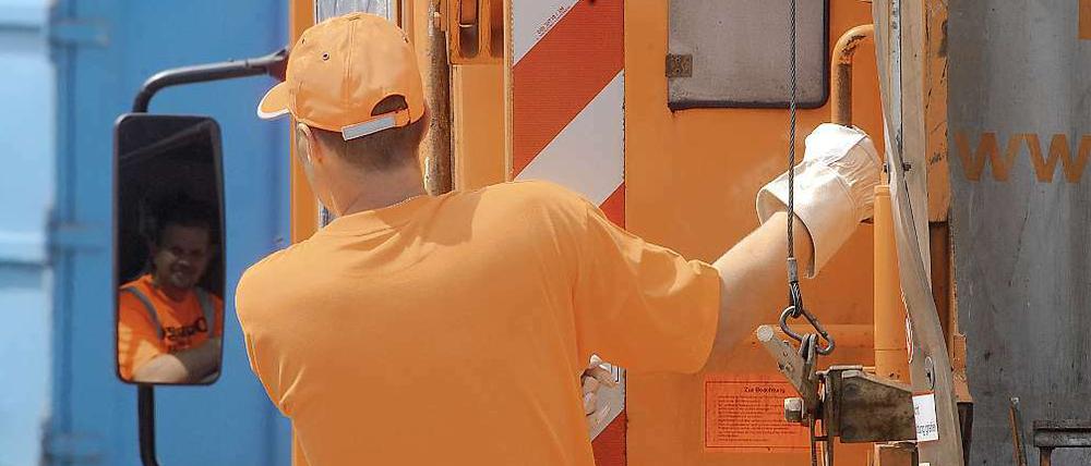 Das Team in Orange ist groß. Rund 750 BSR-Müllwerker sind mit 295 Müllfahrzeugen in Berlin unterwegs. Täglich sammeln sie bis zu 3500 Tonnen Abfall ein, jährlich kommen so knapp eine Million Tonnen zusammen. 