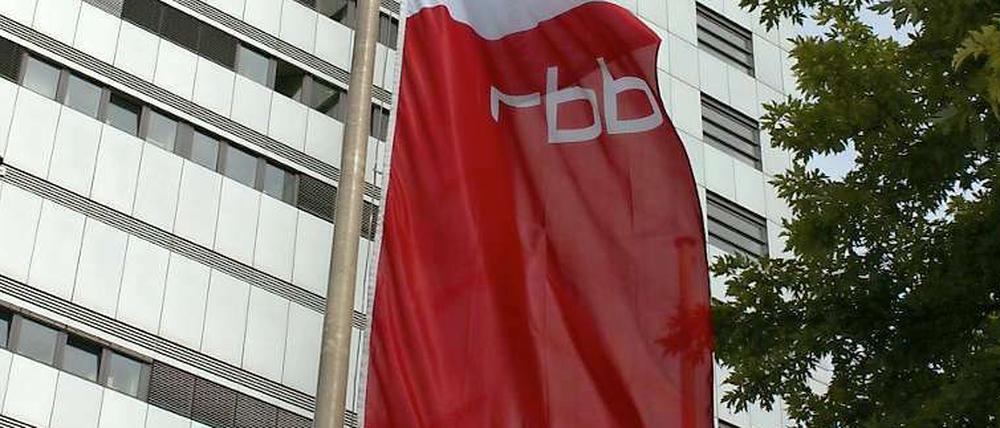 Mit seinen achtzehn Stockwerken ragt das Gebäude des RBB in die Höhe, ist allerdings nicht ganz so schön wie das Haus des Rundfunks, das vierzig Jahre zuvor an die Masurenallee gebaut wurde.