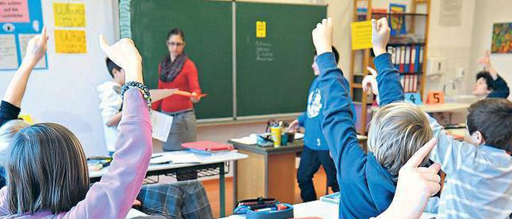 Die Arbeit in Schulklassen ist nach Ansicht des Pädagogischen Psychologen Lee S. Shulman das „komplexeste menschliche Unterfangen überhaupt“. Er wies in besonders pointierter Weise darauf hin, dass das für Lehrer unverzichtbare fachdidaktische Wissen ebenso auf theoretischem Fachwissen beruht wie auf praktischen Handlungserfahrungen. Foto: picture alliance