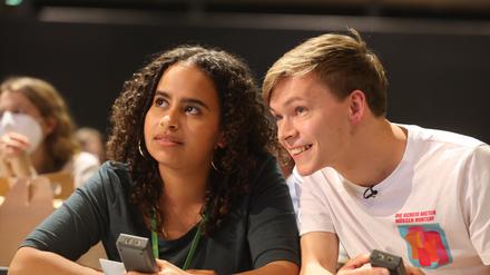 Die Vorsitzenden der Grünen Jugend Sarah-Lee Heinrich (l) und Timon Dzienus sind unzufrieden mit dem Kurs der eigenen Partei. (Archivfoto)