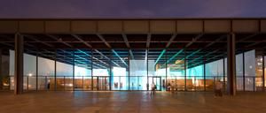 Die Neue Nationalgalerie bei Nacht.