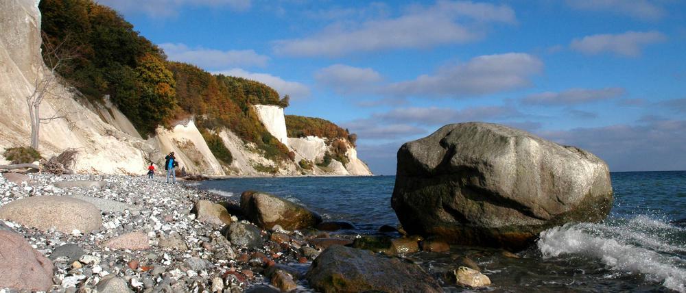 Touristen erkunden zwischen Sassnitz und dem Königsstuhl die Kreide-Steilküste der Insel Rügen im Nationalpark Jasmund