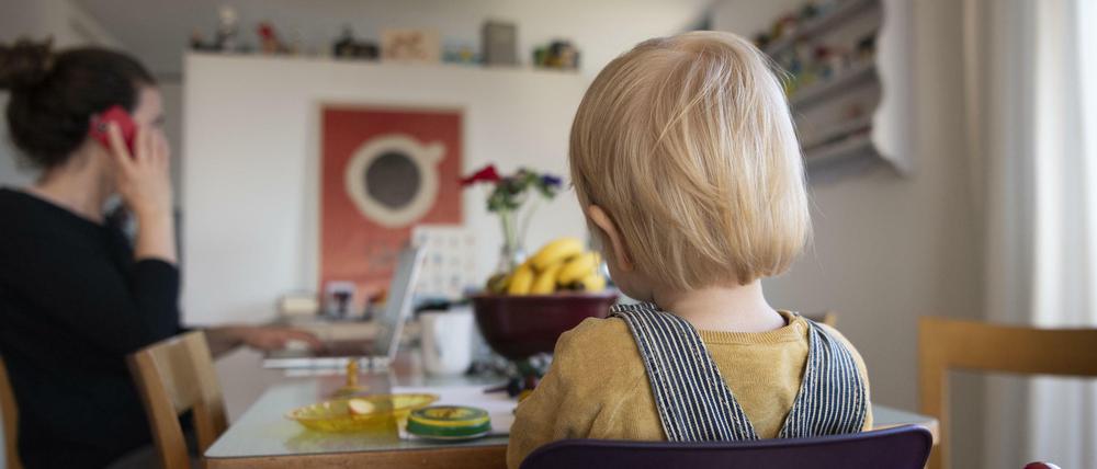 Das Coronavirus und die Angst vor Covid-19 belastet den Familienalltag. 