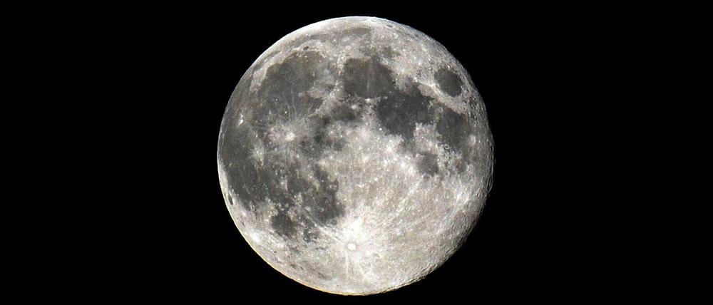 Vollmond am Himmel