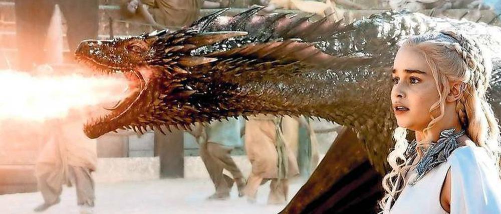 Die Schöne und das Biest: Drachen-Mutter Daenerys Targaryen (Emilia Clarke) gilt vielen als Hoffnungsträgerin im Kampf um den Eisernen Thron und gegen die unheimlichen Weißen Wanderer, die von jenseits der großen Mauer südwärts drängen. 