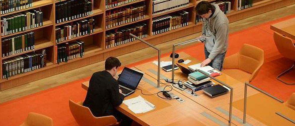 Lesesaal einer Bibliothek. 