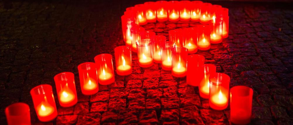 Aids-Schleife aus Kerzen.
