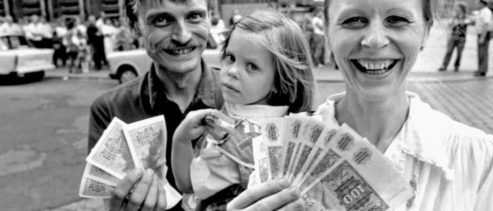 Familie hält DM-Scheine in den Händen