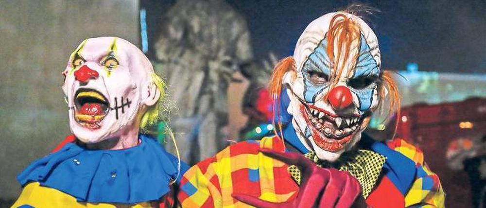 Maskenmann. „Gruselclowns“ gab es zuerst in den USA. Inzwischen treiben sie auch hier ihr Unwesen – offenbar besonders oft vor Halloween. Foto: Erik Lesser/dpa
