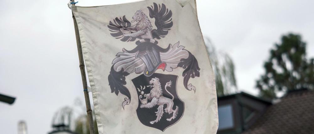 Eine Flagge auf dem Grundstück eines sogenannten "Reichsbürgers" am Mittwoch in Georgensgmünd (Bayern).