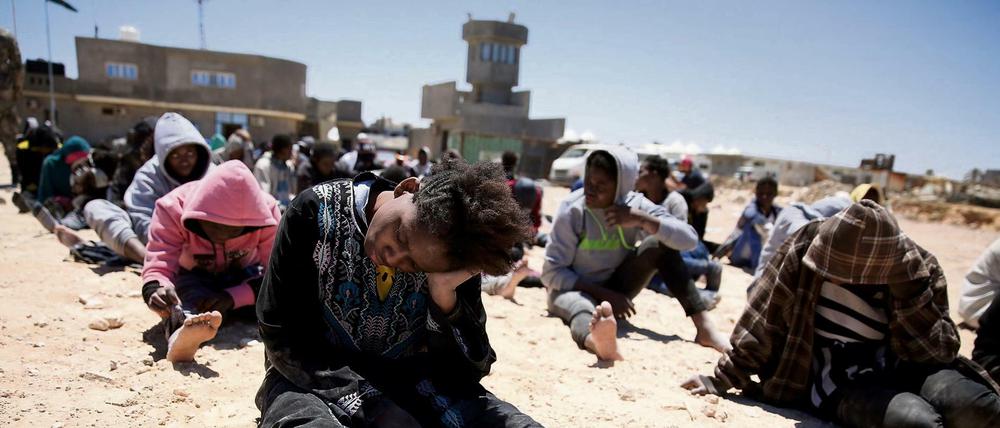 Ohne Hoffnung. Die libysche Marine hat Migranten in Gewahrsam genommen. Hunderttausende wollen von dem nordafarikanischen Land aus nach Europa gelangen.