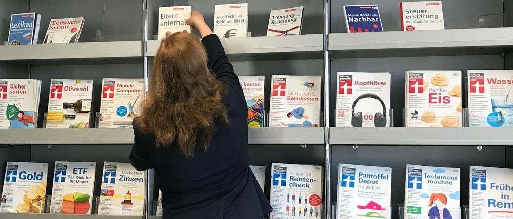 In der Verbraucherzentrale können Kunden Hefte der Stiftung Warentest beziehen.