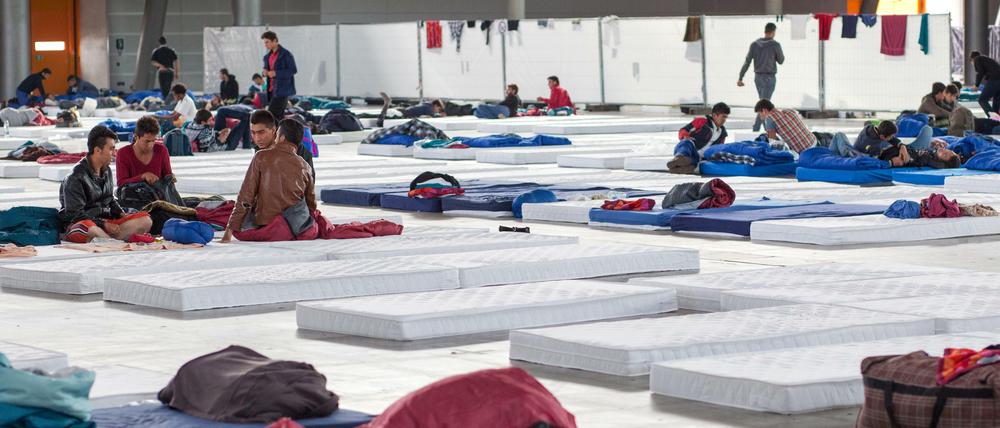 Zahlreiche Flüchtlinge Am 7.10.2015 in einer Halle auf dem Messegelände Stuttgart. 