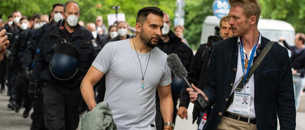 Kochbuchautor Attila Hildmann scheut nicht die Nähe zu bekennenden Antisemiten wie dem „Volkslehrer“ Nicolai Nerling.