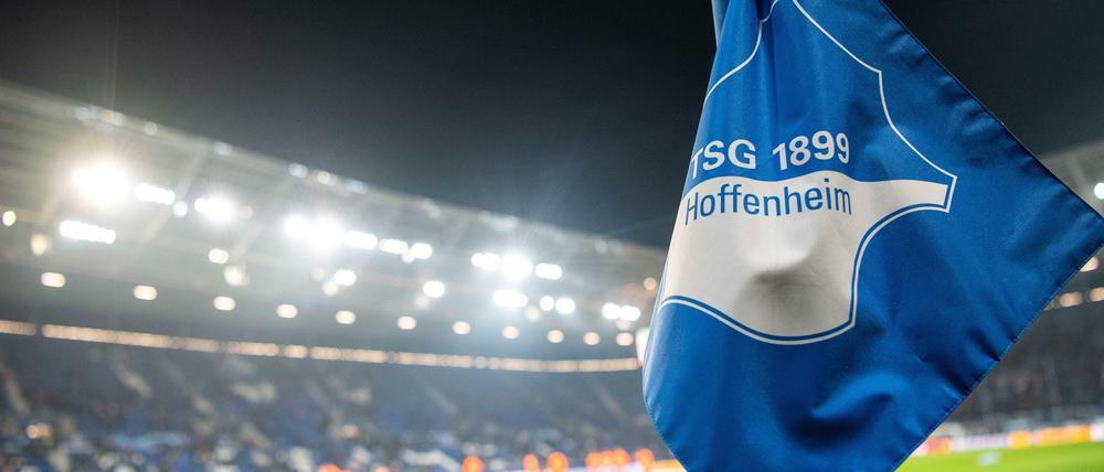 Hoffenheim-Fahne im Stadion. 