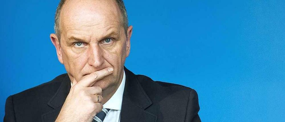 Brandenburgs künftiger Regierungschef Dietmar Woidke ist bislang Innenminister. Seit 1994 sitzt er für die SPD im Landtag. Er hat Agrarwissenschaften studiert und einen Doktortitel.