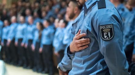 ARCHIV - Junge Polizeibeamte stehen am 23.11.2017 bei der feierlichen Vereidigung der Berufsanfänger des mittleren und gehobenen Dienstes bei der Berliner Polizei in Berlin. 738 Polizeianwärter leisten in Anwesenheit des Innensenators und des Polizeipräsidenten ihren Eid auf das Grundgesetz der Bundesrepublik Deutschland und die Verfassung Berlins. (zu "Ein Jahr Rot-Rot-Grün - Eine Zwischenbilanz" vom 27.11.2017) Foto: Bernd von Jutrczenka/dpa +++(c) dpa - Bildfunk+++ | Verwendung weltweit