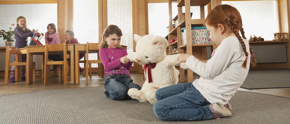 Noch wird über den Neubau in Lichterfelde gerungen. Wann sich dort Kita-Kinder um einen Teddy streiten dürfen steht in den Sternen (Symbolfoto).