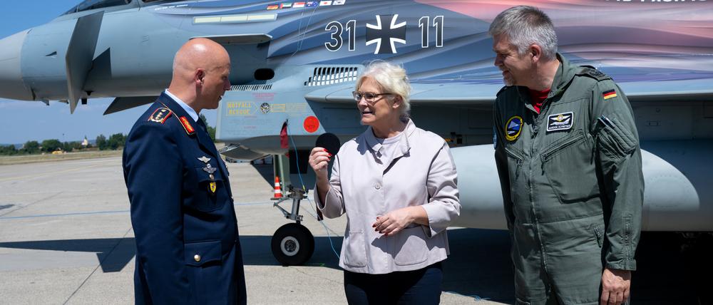 Verteidigungsministerin Christine Lambrecht (SPD) besuchte am Freitag auf ihrer Sommerreise das taktische Luftwaffen-Geschwader 74 . Gemeinsam mit Oberst Gordon Schnitger (r.) und Luftwaffeninspekteur Generalleutnant Ingo Gerhartz präsentierte sie einen Eurofighter im „Rapid Pacific 2022“-Style..