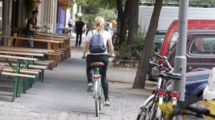 Radfahrerin auf dem Gehweg  
