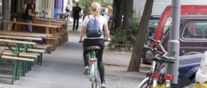 Radfahrerin auf dem Gehweg  
