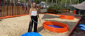 Das „Strand und Plansch“ ist der neue Wohlfühl- und Abkühlort in Lankwitz. Gebietskoordinatorin Nele Petzold bereitet alles für die Eröffnung vor.