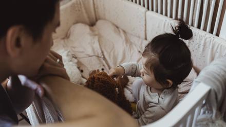 In verschiedenen Kulturen verändern Menschen, wenn sie mit unruhigen Babys sprechen oder singen, die akustischen Merkmale ihrer Stimme auf ähnliche Weise.