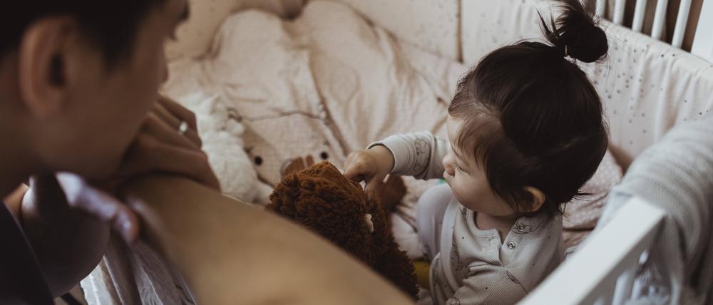 In verschiedenen Kulturen verändern Menschen, wenn sie mit unruhigen Babys sprechen oder singen, die akustischen Merkmale ihrer Stimme auf ähnliche Weise.