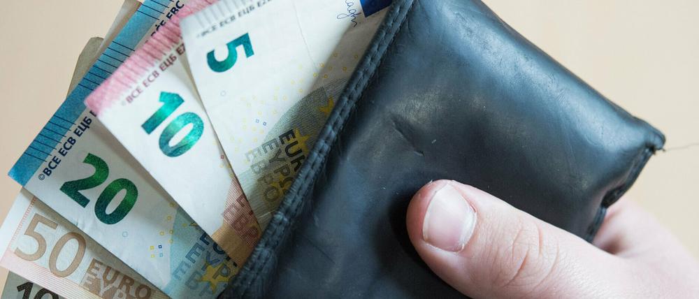 Geldscheine im Wert von fünf, zehn, zwanzig, fünfzig und hundert Euro