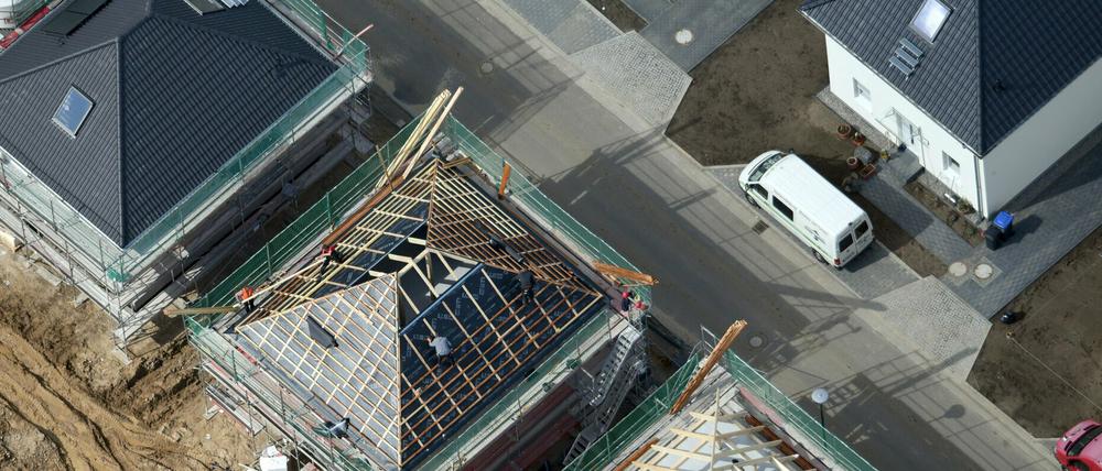 Potsdam: Zwei Eigenheimen befinden sich in einer entstehenden Siedlung im Bau. Brandenburgs Innenstaatssekretärin Lange informiert am 12.07.2018 auf einer Pressekonferenz über die Preise auf dem Brandenburger Immobilienmarkt.